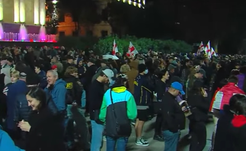 პოლიციამ აქციის მონაწილეებს გზის სავალი ნაწილის გახსნისკენ მოუწოდა