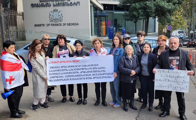 „რეჟიმი არავის დაინდობს, თქვენთანაც მოვლენ“ - სინდისის პატიმრების მშობლებმა აქცია ფინანსთა სამინისტროსთანაც გამართეს