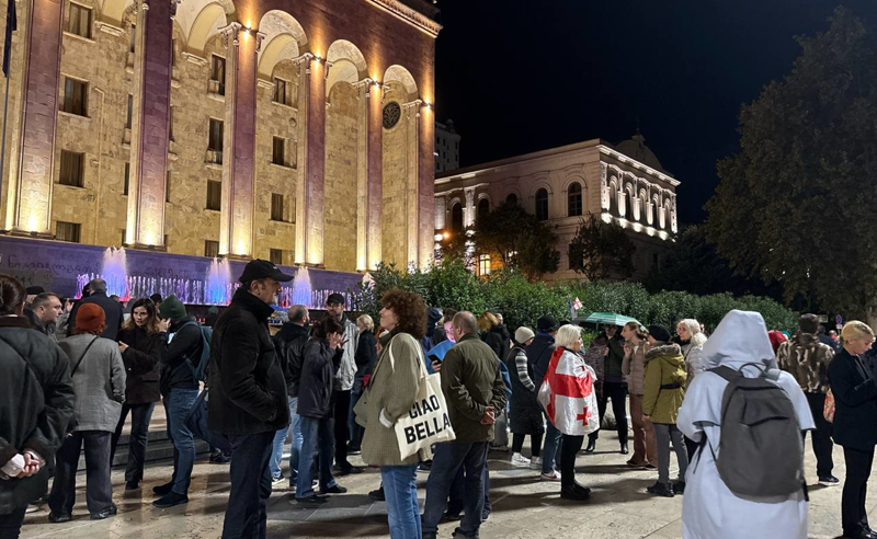 რუსთაველის გამზირი დღესაც გადაიკეტა - მოქალაქეები დაკავებულ მომიტინგეებს სოლიდარობას უცხადებენ