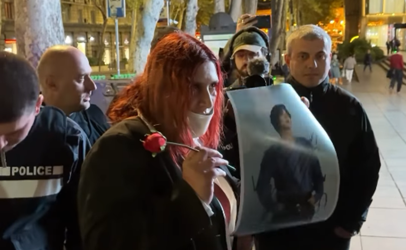 კონცერტზე მყოფი მოქალაქე, პოლიციამ სამედიცინო პირბადის ტარების გამო გააჩერა