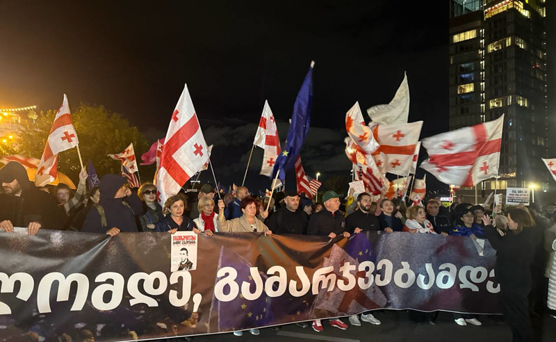 თბილისში მასშტაბური საპროტესტო მსვლელობა იმართება - რა აქვთ სათქმელი მოქალაქეებს