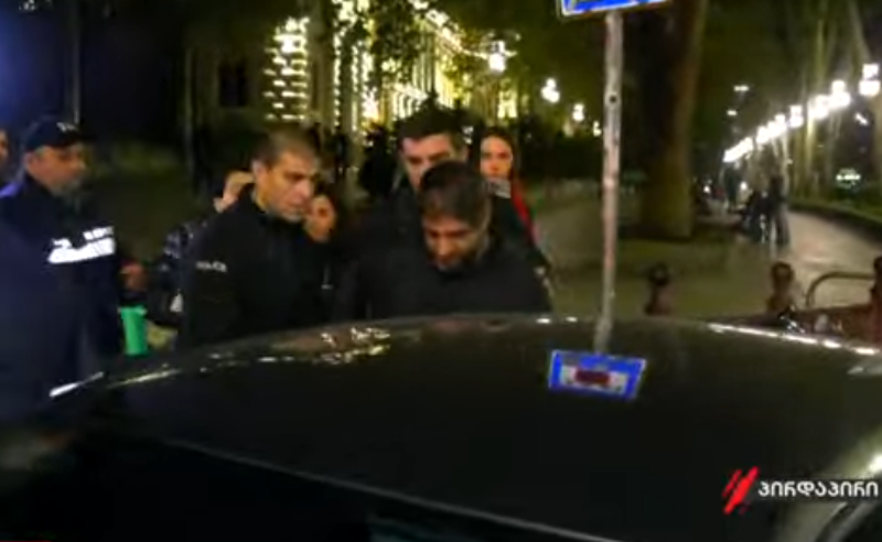 თავისუფლების მეტროსთან პოლიცია კვლავ მოქალაქეებს ამოწმებს