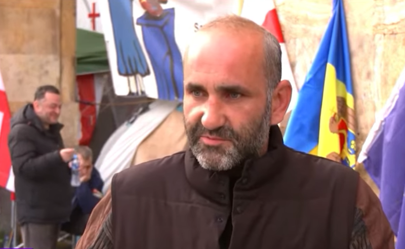 "ქვეყნის პირველი დამნაშავე რომ აჰყავთ, ისე გვეცნენ" - პოლიციამ ღამით ორი მოშიმშილე დააკავა 