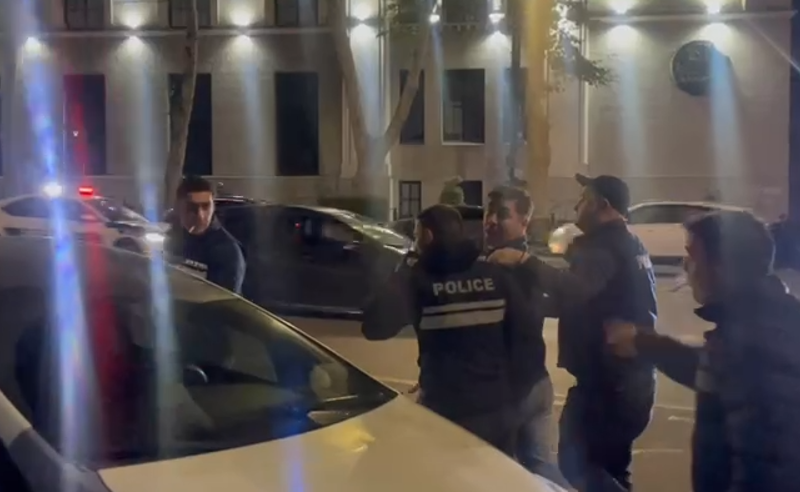 პოლიციამ რუსთაველზე დიპლომატი, გიორგი წიქარიშვილი დააკავა
