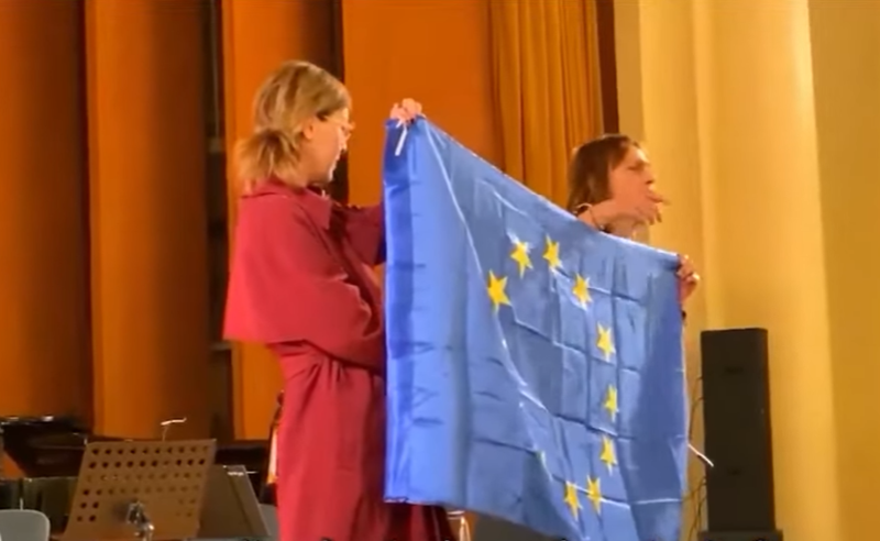 პროტესტი კონსერვატორიის სცენაზე - სულხან ცინცაძის ასი წლის იუბილეზე მოქალაქეებმა ევროკავშირის დროშა გაშალეს