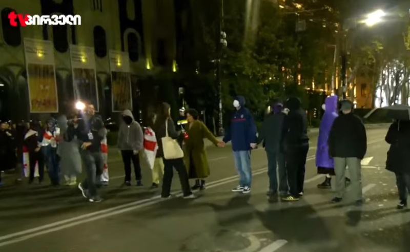 უწყვეტი პროტესტის 341-ე დღე - რუსთაველის გამზირი კვლავ გადაიკეტა