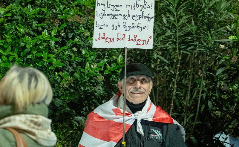 75 წლის პენსიონერი პოლიციის პოლიციის განყოფილებაში გააშიშვლეს
