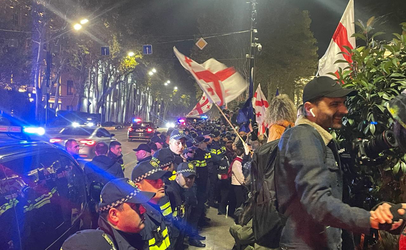 გეკა გელაძემ რუსთაველის გამზირზე დღეს პოლიციის უპრეცედენტო რაოდენობა გაიყვანა (ფოტოები)