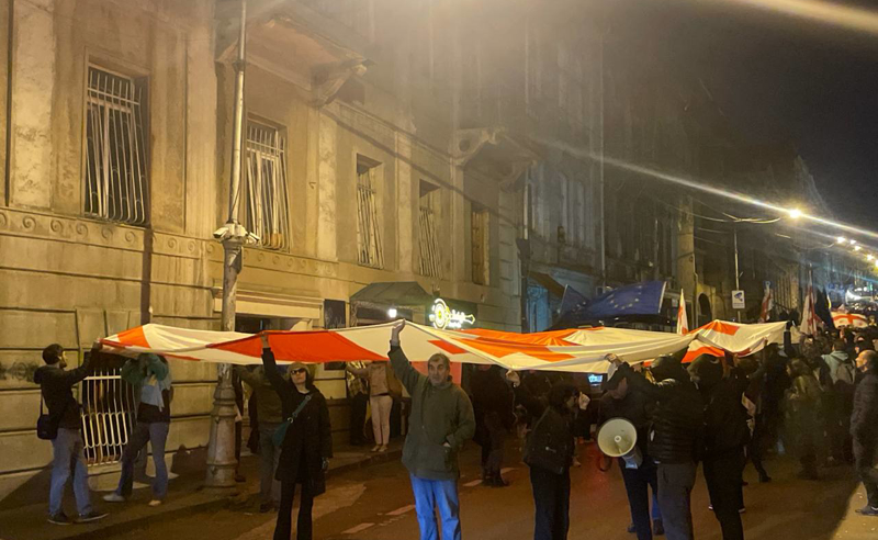"50 აკაცუკს ვერ აჩერებ ბიძინა?" - აქციის მონაწილეები მსვლელობით კანცელარიისკენ მიემართებიან 