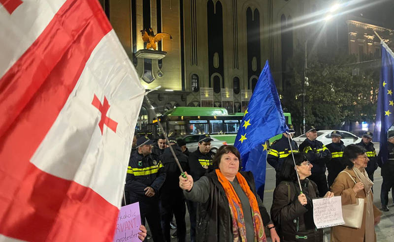 რუსთაველის გამზირი ისევ პროტესტის ეპიცენტრია - რა გზავნილები აქვთ მოქალაქეებს