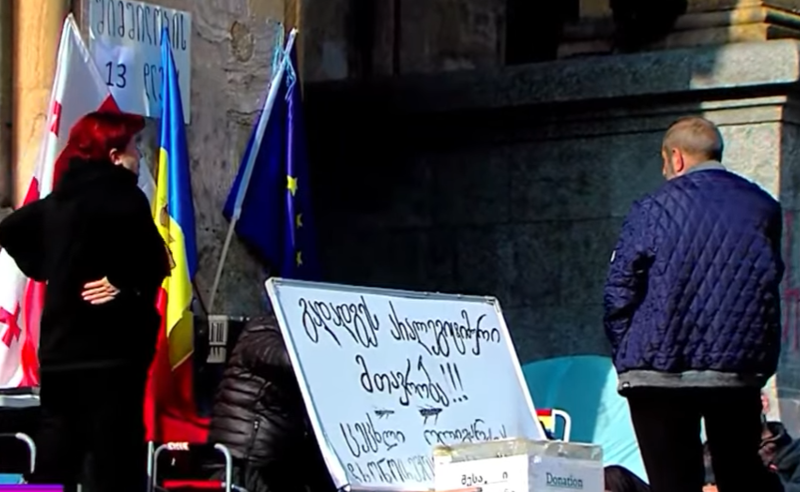 შიმშილობის მე-13 დღე პარლამენტთან - "ოცნება" მოშიმშილეების მდგომარეობით ამ დრომდე არ ინტერესდება