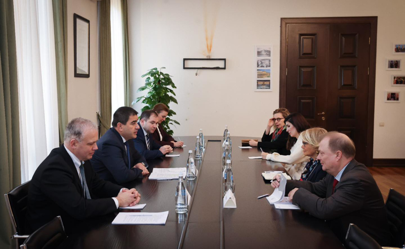 შალვა პაპუაშვილი  ედიტ ესტრელასა და საბინა ჩუდიჩს შეხვდა