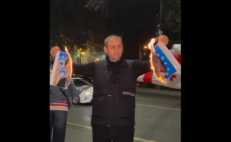პროტესტი რუსთაველზე - დედაქალაქის მთავარ გამზირზე ივანიშვილის და პუტინის ფოტოები დაწვეს