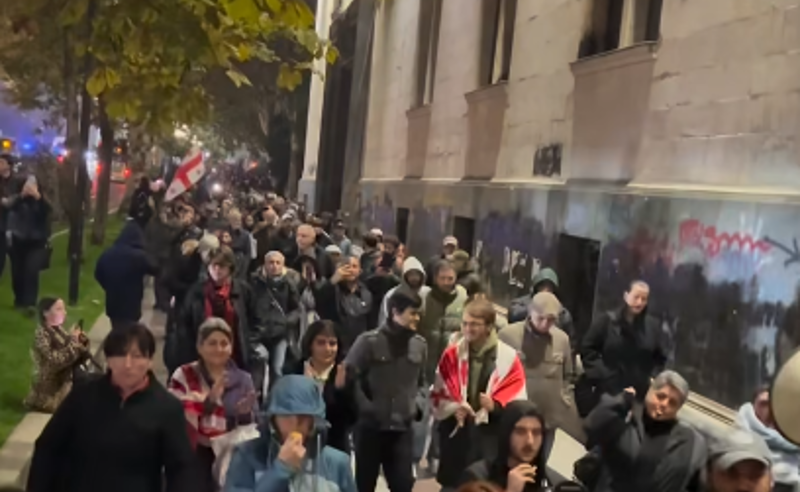 აქციის მონაწილეები მსვლელობით რუსთაველის მეტროს მიმართულებით გადაადგილდებიან