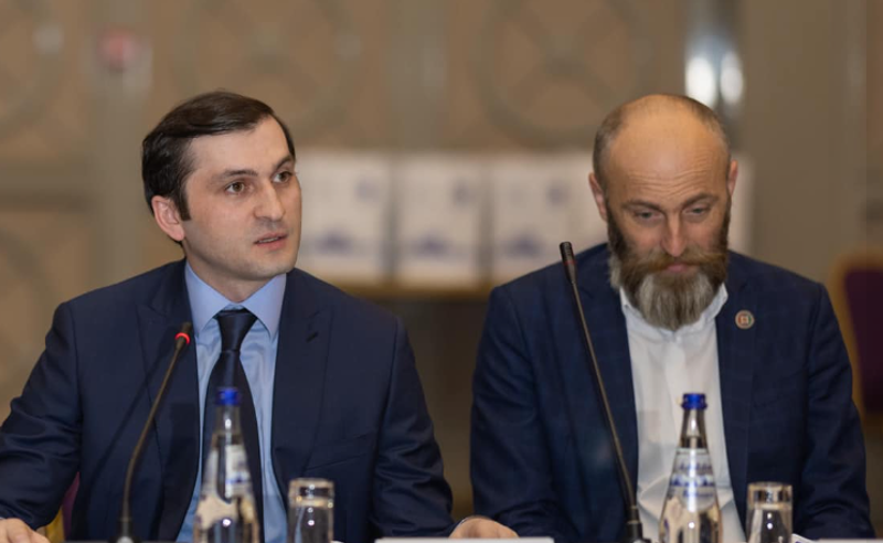 რიჟვაძის მეგობრებს აჭარის მთავრობის ყოფილი მეთაური ამ დრომდე არ უნახავთ - ამტკიცებენ, რომ არ იციან, რა მოხდა საგარეჯოში