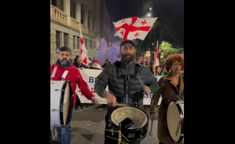 რუსთაველის გამზირზე პროტესტი გრძელდება - აქციის მონაწილეები საპროტესტო მსვლელობას მართავენ 