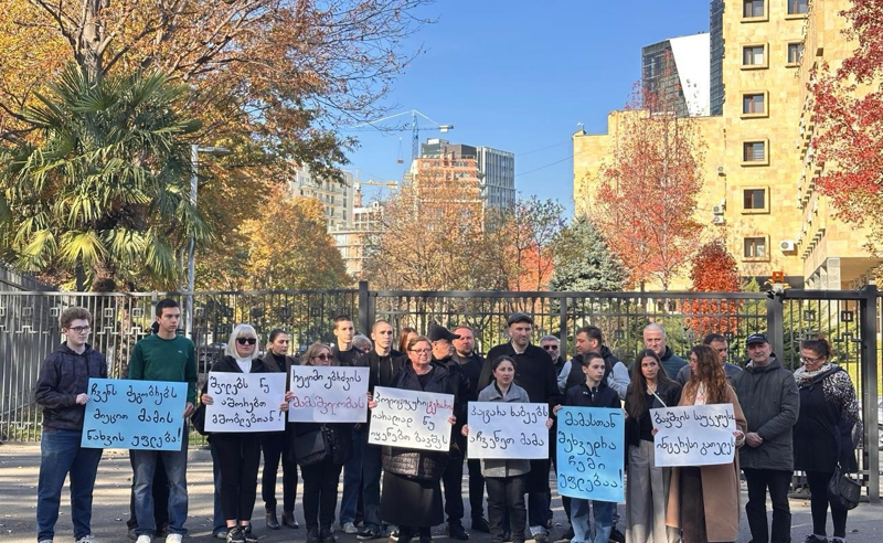 “მოვითხოვთ ლევან ხაბეიშვილისთვის არასრულწლოვან შვილებთან კომუნიკაციისა და შეხვედრის უზრუნველყოფას” - აქცია პროკურატურასთან 