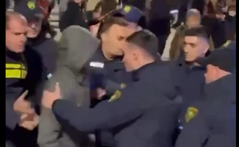 რუსთაველის გამზირზე მიხეილ ზაქარეიშვილი დააკავეს