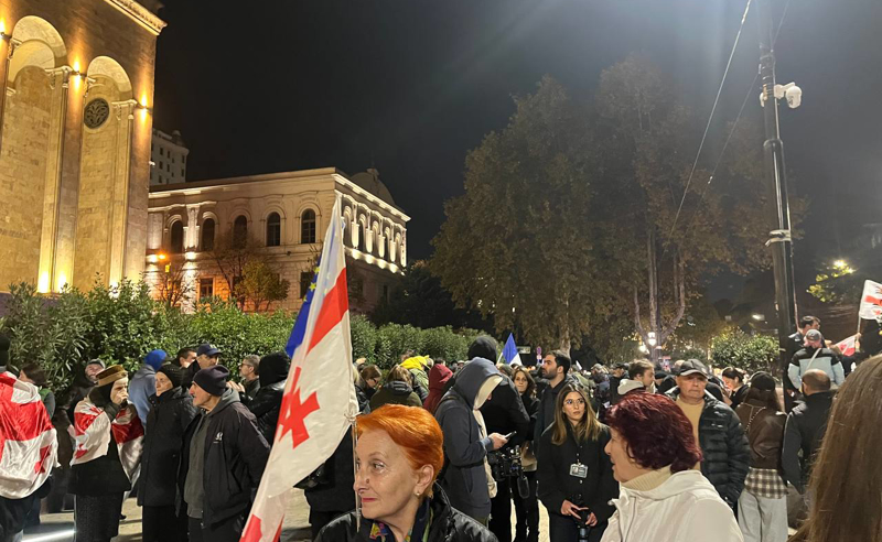რუსთაველის გამზირი ისევ პროტესტის ეპიცენტრია - რა გზავნილები აქვთ მოქალაქეებს