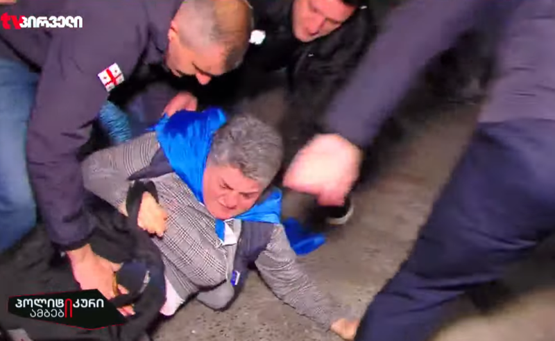 პოლიცია აქციის მონაწილეების დაკავებას განაგრძობს