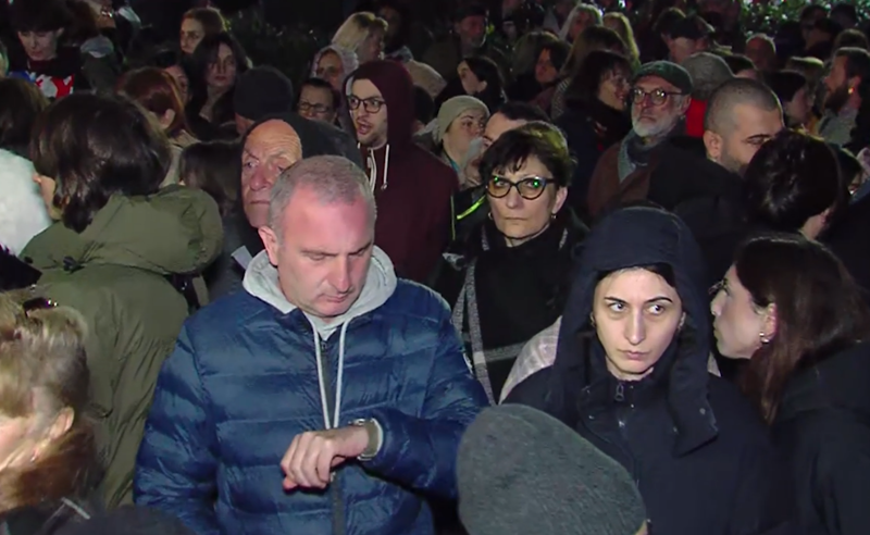 “ერთიანობით აუცილებლად გავიმარჯვებთ“ - თსუ-ის პირველ კორპუსთან საპროტესტო მსვლელობის მონაწილეები იკრიბებიან