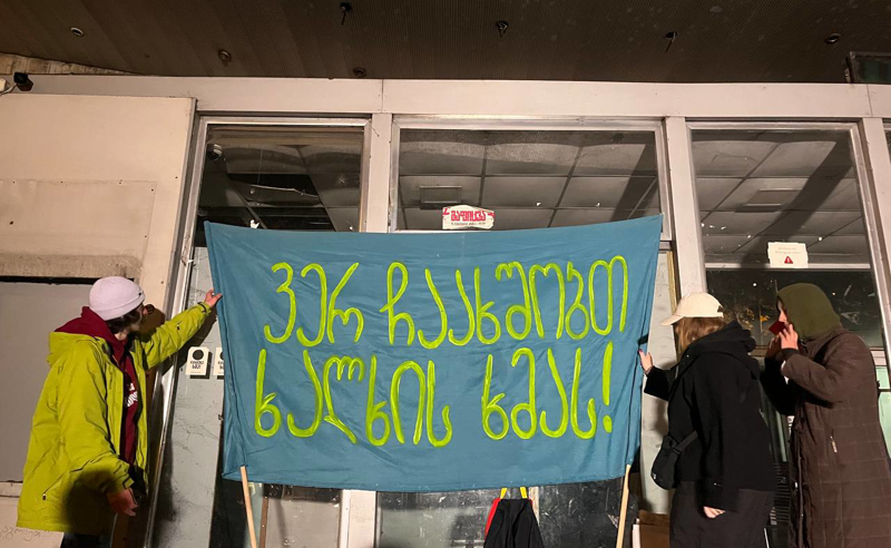 საზოგადოებრივი მაუწყებლის ყოფილ შენობასთან მარშის მონაწილეები იკრიბებიან 