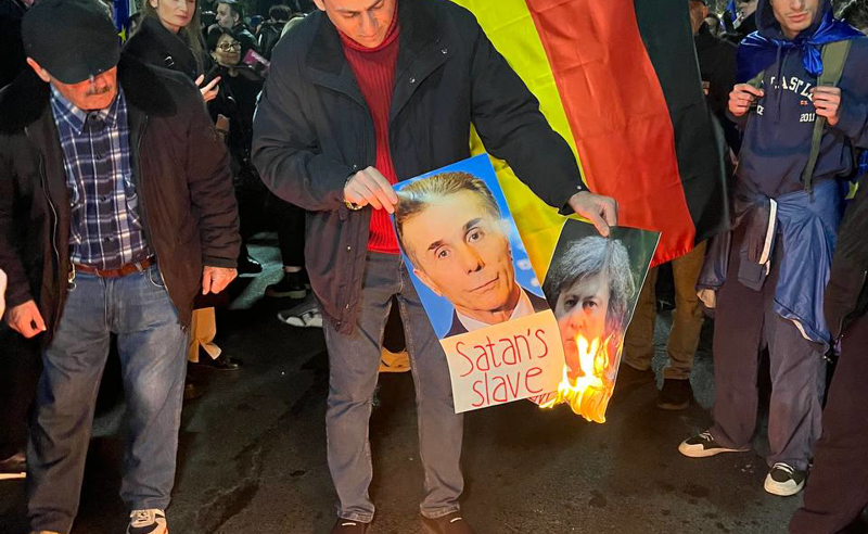 მოქალაქეებმა რუსთაველის გამზირზე ივანიშვილისა და კობახიძის ფოტოები დაწვეს