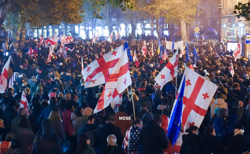 რუსთაველის გამზირი მოქალაქეებით გადავსებულია - რა ხდება ადგილზე