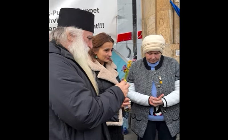 არქიმანდრიტ დოროთე ყურაშვილის თხოვნით მოშიმშილეებმა შიმშილობა შეწყვიტეს