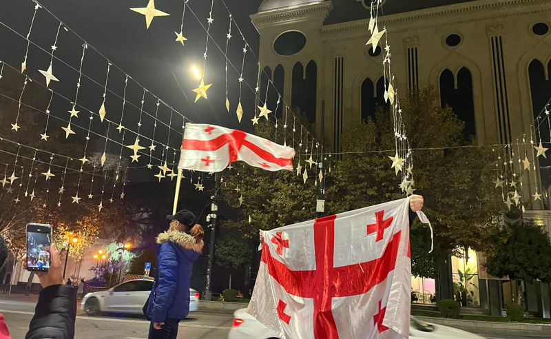 "პროტესტი არ შეწყდება" - რუსთაველის გამზირზე მოქალაქეები იკრიბებიან