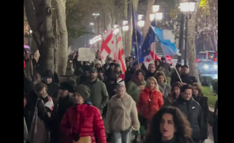 უწყვეტი პროტესტის 372-ე დღე - რუსთაველის გამზირზე შეკრებილი მომიტინგეები მსვლელობას მართავენ