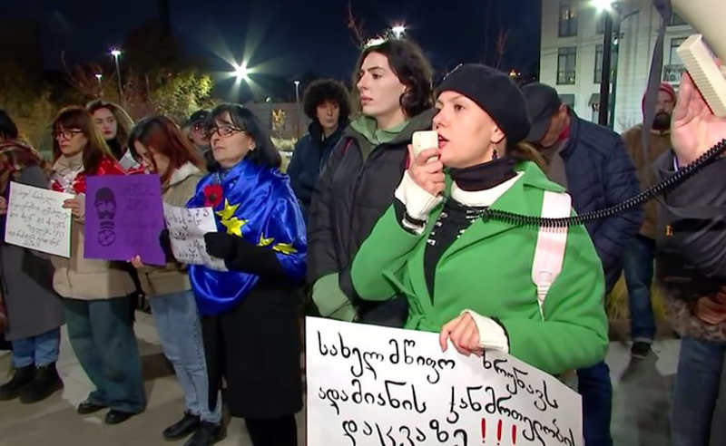„გვითხარით, რით მოგვწამლეთ“ - მთავრობის ადმინისტრაციასთან მოქალაქეებმა აქცია გამართეს