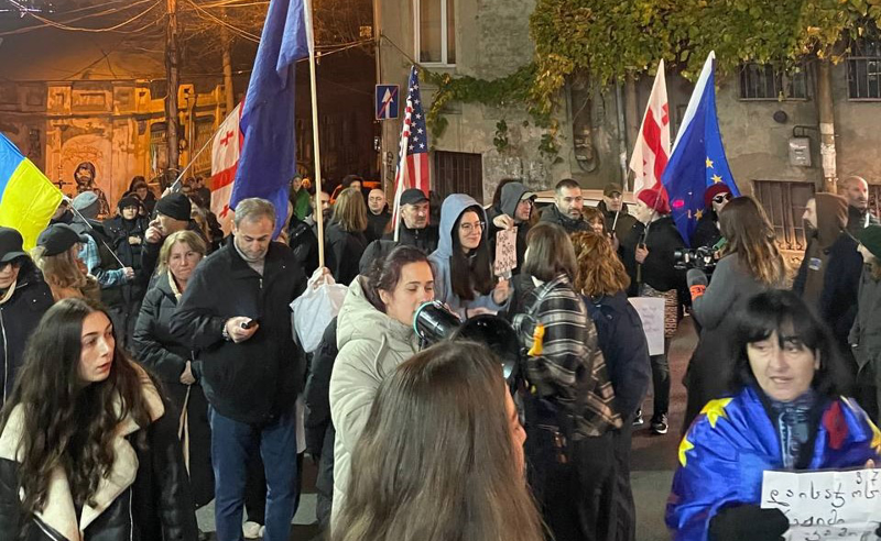 აქციის მონაწილეებმა მსვლელობა გამართეს და კვლავ პარლამენტთან დაბრუნდნენ