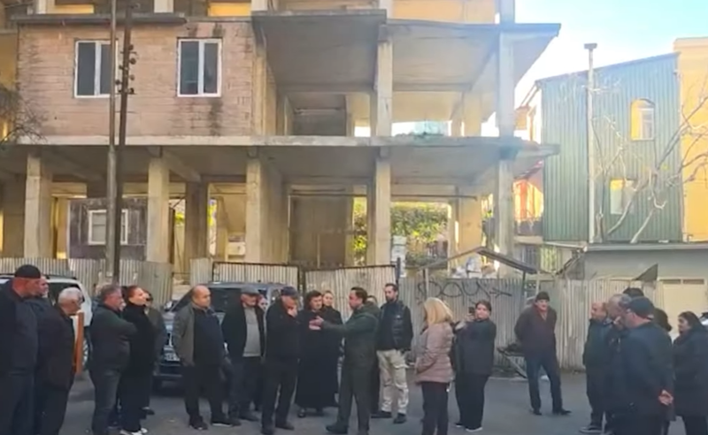 ბათუმში მიტოვებული მშენებლობა ადგილობრივებს საფრთხეს უქმნის - ხალხი დახმარებას ითხოვს