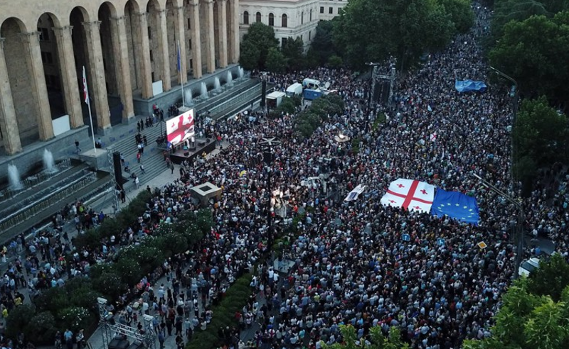 აქციის მონაწილეებს 15, ხოლო ორგანიზატორებს 20 დღემდე პატიმრობა ემუქრებათ - "ოცნების" ახალი ცვლილებები