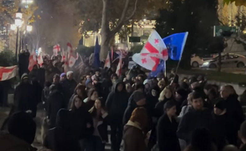 აქციის მონაწილეებმა თბილისის ქუჩებში მსვლელობა მოაწყვეს 
