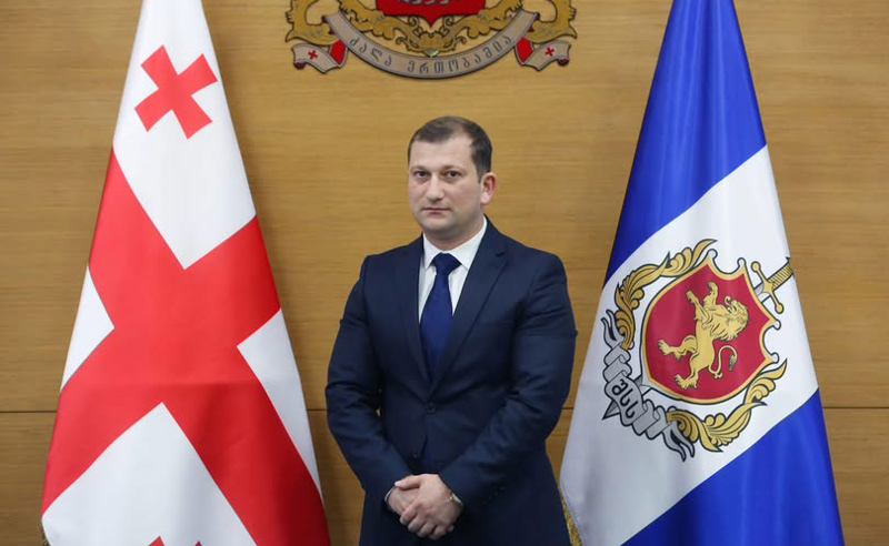 დაკავებულების წამებაში მხილებული თემუკა კალანდაძე თანამდებობიდან გაუშვეს