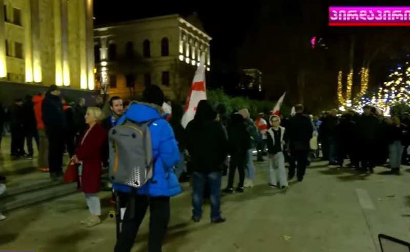 შემზღუდავი კანონის ამოქმედების მიუხედავად, მოქალაქეები ისევ რუსთაველის გამზირზე დგანან