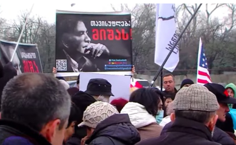მიხეილ სააკაშვილს დღეს 58 წელი შეუსრულდა - რუსთავის ციხესთან მისი მხარდამჭერები შეიკრიბნენ 
