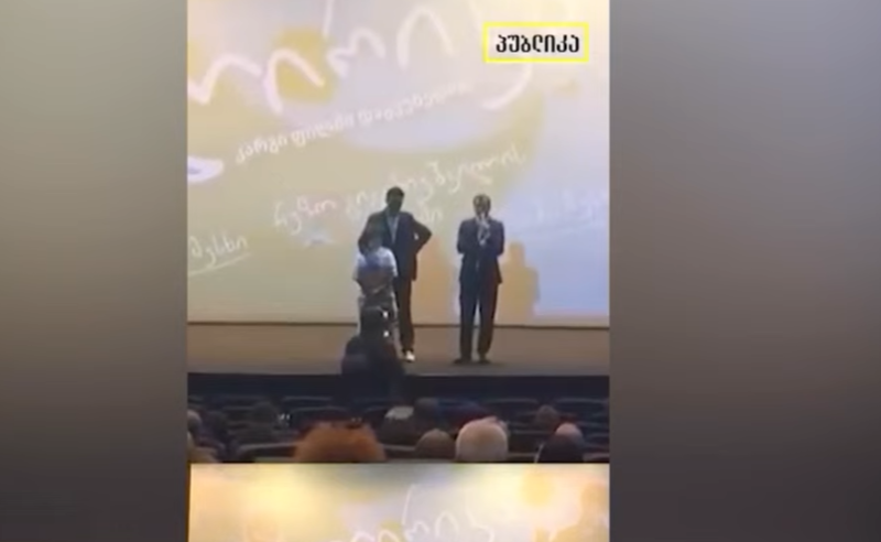 რეზო გიგინეიშვილმა სცენიდან სინდისის პატიმრებსა და ანდრო ჭიჭინაძეს სოლიდარობა გამოუცხადა