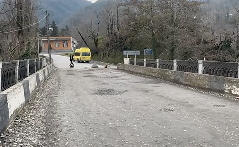 გზის გარეშე დარჩენილი მოსახლეობა - ოზურგეთი-თბილისის გზის რეაბილიტაცია 1 წელია დაუსრულებელია