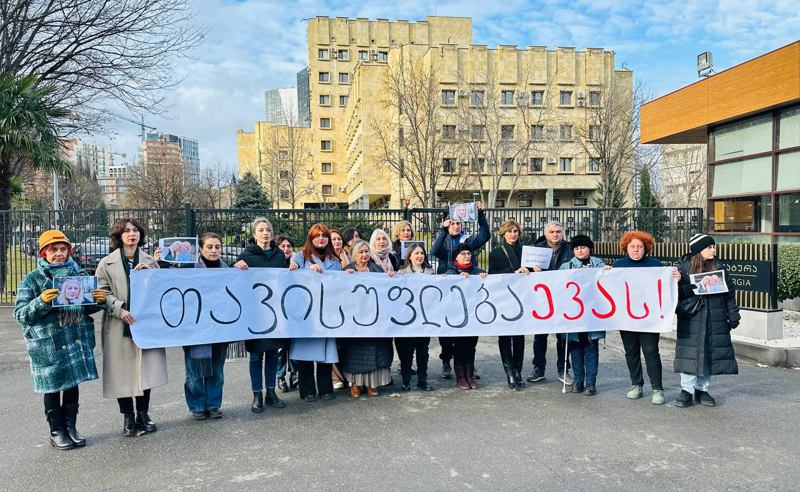 პროკურატურასთან აქცია გრძელდება - უწყებაში ევა შაშიაშვილის ადვოკატმა დამატებითი დოკუმენტაცია მიიტანა 