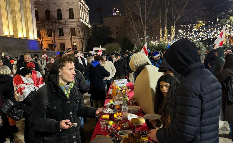 უწყვეტი პროტესტის 400 დღე - პროევროპული აქციის მონაწილეები ახალი წლის ღამეს რუსთაველის გამზირზე შეხვდნენ