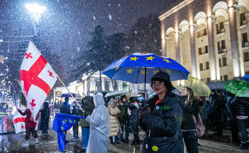 დაიწყება თუ არა ახალ წელს დაკავებების ახალი წერია? - ტროტუარზე დგომის გამო პროცესებს 23 მოქალაქე ელოდება