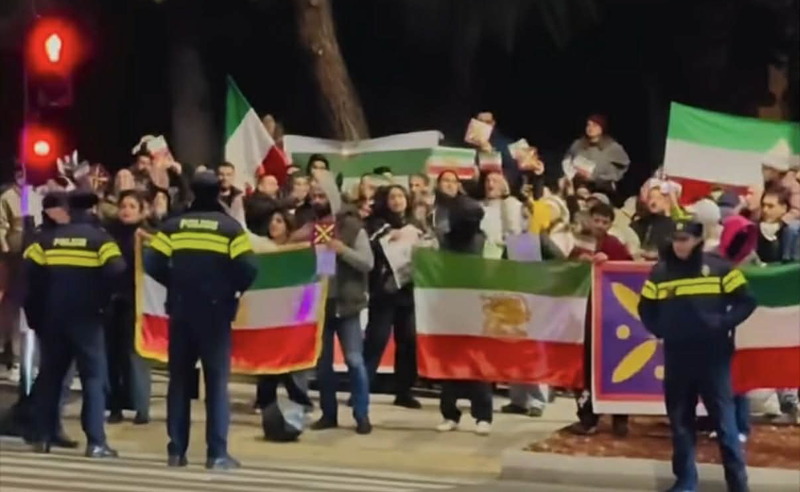 თბილისში, ირანის საელჩოსთან ირანელი ხალხის მხარდამჭერი აქცია გაიმართა
