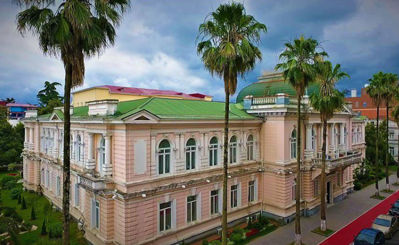 ბათუმის მერმა რეორგანიზაცია გამოაცხადა - თანამშრომლები გათავისუფლების მოლოდინში არიან