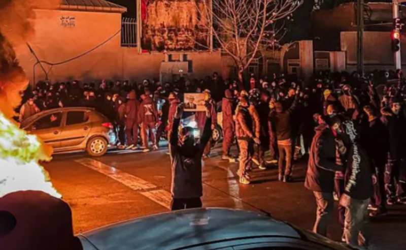 აჯანყებული ქალაქები და ცხედრებით გადავსებული ქუჩები - ირანში პროტესტი მწვავდება