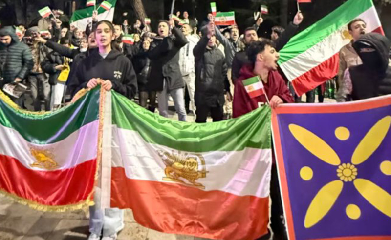 პროტესტს საქართველოში მცხოვრები ირანელებიც უერთდებიან - ისინი ირანის საელჩოსთან შეიკრიბნენ