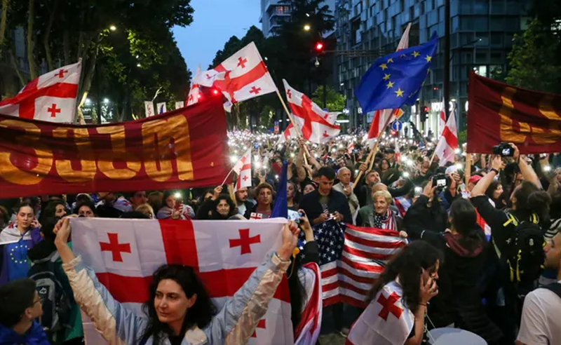 Fox News: ქართველები ირანში მებრძოლ დემონსტრანტებს უყურებენ და კორუმპირებული რეჟიმის წინააღმდეგ საკუთარ ბრძოლას ხედავენ