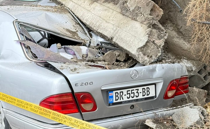 სოფელი დიღომში საცხოვრებელი კორპუსის ეზოში კედელი კედელი ჩამოინგრა და მანქანა მოიყოლა